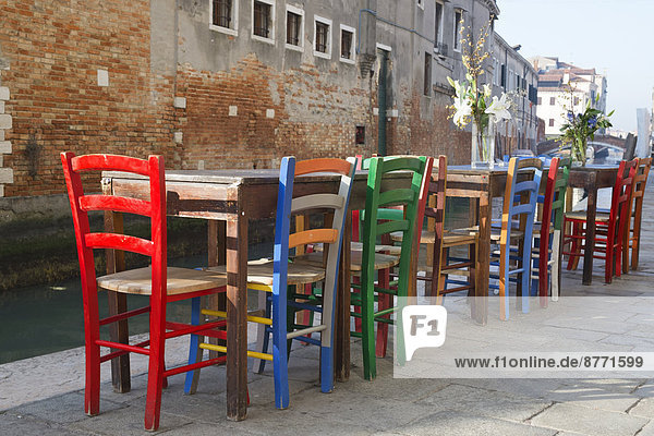 Italien  Venedig  Cannaregio  Straßenrestaurant in Rio de la Misericordia  leere Stühle