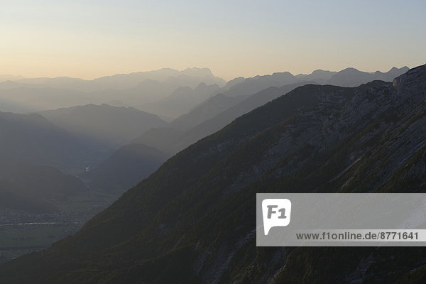 Deutschland  Oberbayern  Berchtesgadener Land  Hohee Goell  Blick auf Dachstein und Salzachtal  am Abend