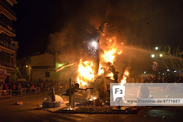 Brennende Falla-Figuren aus Pappmaché bei den Fallas  Frühlingsfest  Pego  Provinz Alicante  Spanien