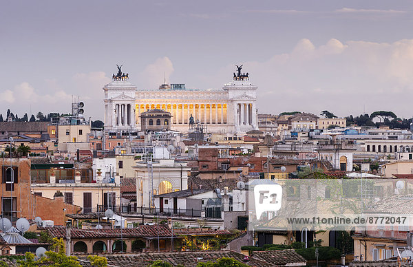 Ausblick vom Pincio auf das Nationalmonument Monumento Nazionale a Vittorio Emanuele II  Altare della Patria  Rom  Latium  Italien