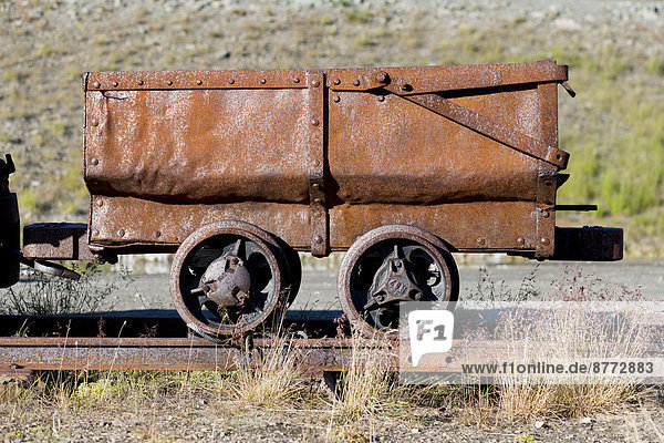 Historischer Wagen für Kohletransport  Wahrzeichen  Longyearbyen  Insel Spitzbergen  Spitzbergen Inselgruppe  Svalbard und Jan Mayen  Norwegen