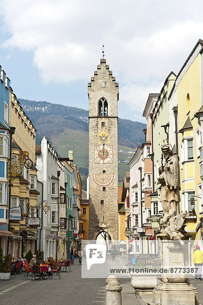 Zwölferturm in der Altstadt  Nepomuk-Statue  Fußgängerzone Neustadt  Sterzing  Vipiteno  Trentino-Südtirol  Italien