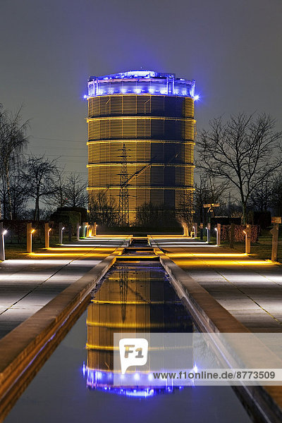 Der illuminierte Gasometer während der blauen Stunde  Oberhausen  Ruhrgebiet  Nordrhein-Westfalen  Deutschland