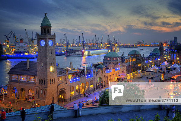 Deutschland,  Hamburg,  Blick auf Landungsbrücken und Hafen bei Abenddämmerung