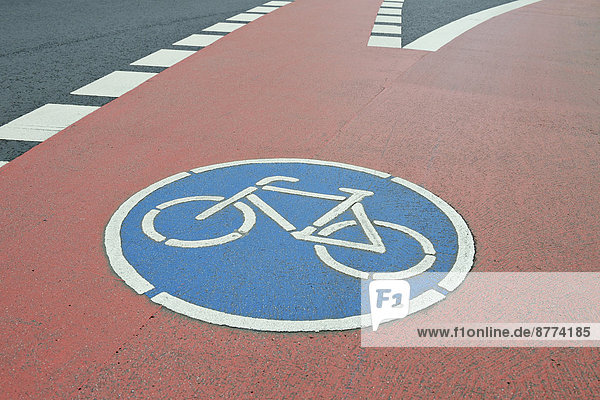 Deutschland  Nordrhein-Westfalen  Köln  Radweg mit Verkehrszeichen