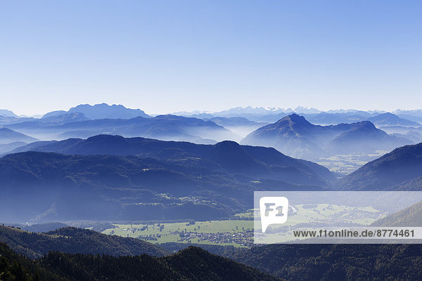Deutschland  Oberbayern  Bayern  Chiemgauer Alpen  Aschau  Blick von Kampenwand  Schleching und Tiroler Ache  links Loferer Steinberge  rechts Unterberghorn