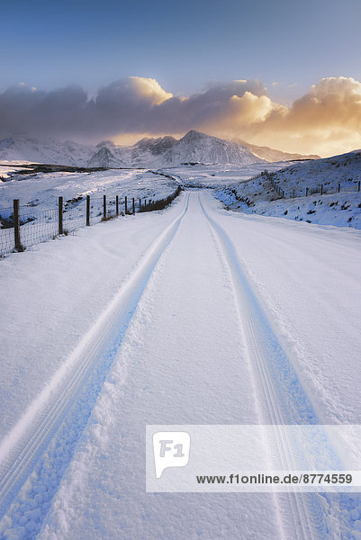Großbritannien  Schottland  Isle of Skye  Cuillin Hills  Straße im Winter mit Reifenspuren