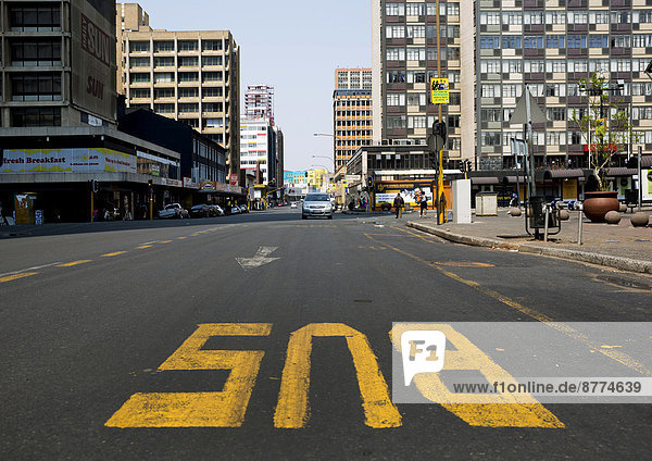 Südafrika  Johannesburg  Straße in der Innenstadt mit Buslinie