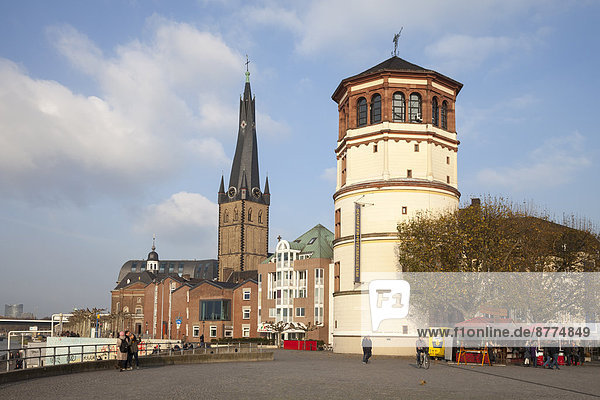 Deutschland  Nordrhein-Westfalen  Düsseldorf  Burgplatz  Schlossturm  Schifffahrtsmuseum  Lambertuskirche