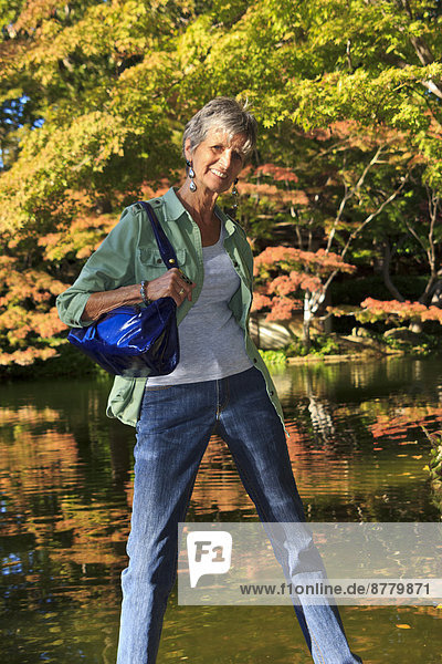 Vereinigte Staaten von Amerika  USA  Senior  Senioren  Frau  Fröhlichkeit  lachen  Amerika  lächeln  Gesundheit  Außenaufnahme  jung  reizen  schlank  Fort Worth  Japanischer Garten
