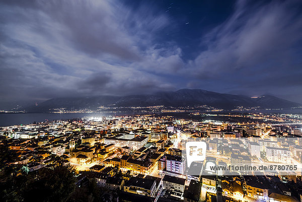 Stadtansicht Stadtansichten Europa Berg Wolke blau Stunde Locarno Schweiz