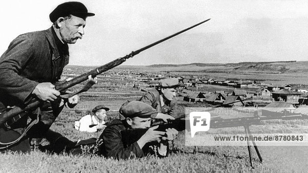 WW II  historical  war  world war  second world war  Russia  German  troops  Nazi  National Socialist  guerrilla warfare  opposition  Front lines  four  resistance  bayonet  machine gun  USSR