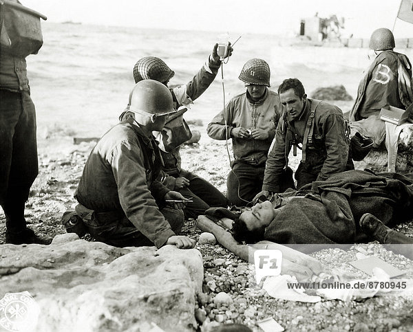 Frankreich  Europa  geben  Teamwork  Geschichte  Soldat  Pflege  Pflegebereich  Wunde  Krieg  eindringen  Hilfe  Juni  Militär  Normandie  Blutplasma  Plasma  Zweiter Weltkrieg  II.