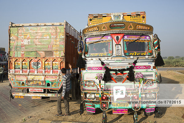 Farbaufnahme  Farbe  Helligkeit  Transport  Lastkraftwagen  Indien  indische Abstammung  Inder  Asien  Straßenverkehr
