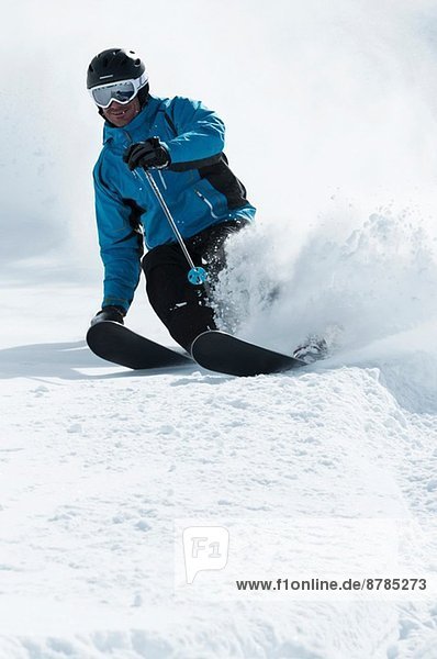 Mittelerwachsener Skifahrer auf der Piste  Obergurgl  Österreich