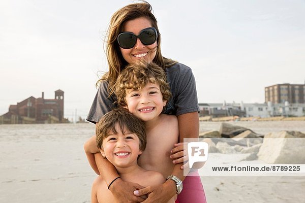 Porträt von Mutter und zwei Jungen  Long Beach  New York State  USA