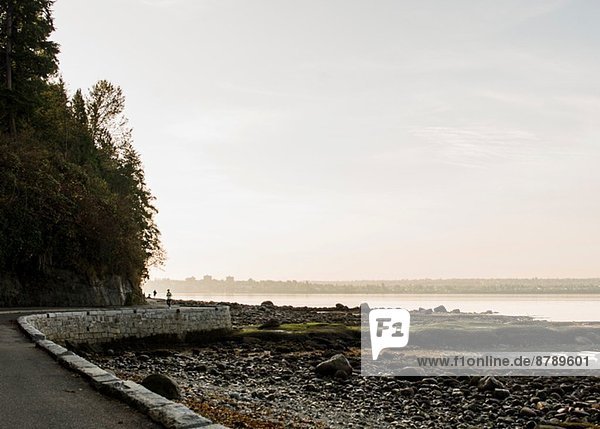 Einsamer Läufer an der Uferstraße  Vancouver  Kanada