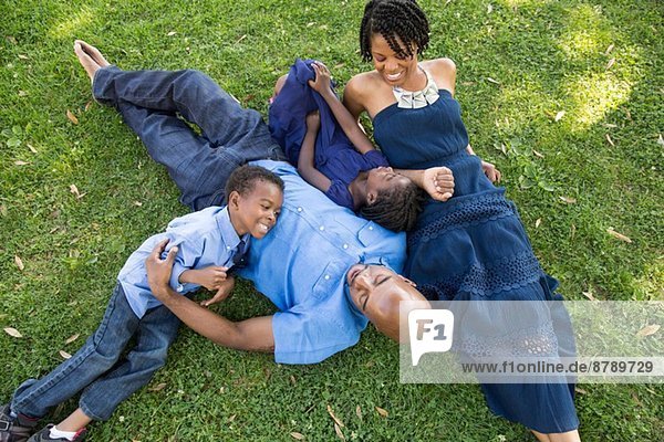 Ehepaar mit Sohn und Tochter entspannt im Park