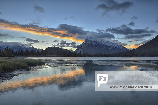 Nationalpark  Hochformat  Berg  niemand  Spiegelung  Morgendämmerung  See  Landschaftlich schön  landschaftlich reizvoll  Natur  Nordamerika  UNESCO-Welterbe  Rocky Mountains  Mount Rundle  Alberta  Banff  Kanada