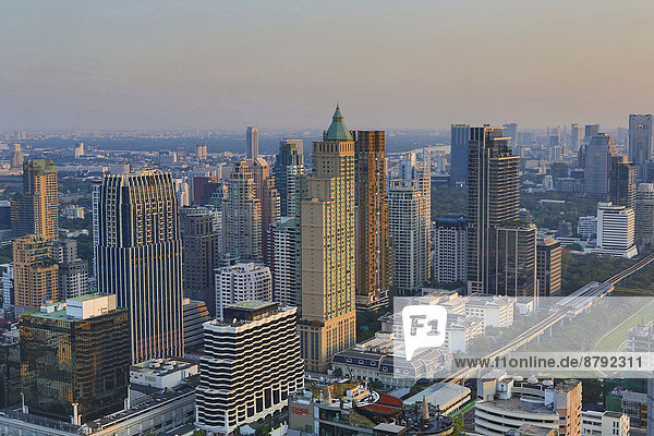 Bangkok  Hauptstadt  hoch  oben  Panorama  Skyline  Skylines  durchsichtig  transparent  transparente  transparentes  Sonnenuntergang  Gebäude  Reise  Großstadt  Architektur  bunt  Hochhaus  Tourismus  Asien  Innenstadt  Metropole  Thailand