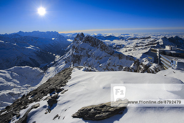 blauer Himmel  wolkenloser Himmel  wolkenlos  Panorama  sternförmig  Europa  Schneedecke  Berg  Winter  Himmel  Schnee  Alpen  blau  Ansicht  Sonnenlicht  Gegenlicht  Berner Alpen  Westalpen  Bergmassiv  Sonne  schweizerisch  Schweiz