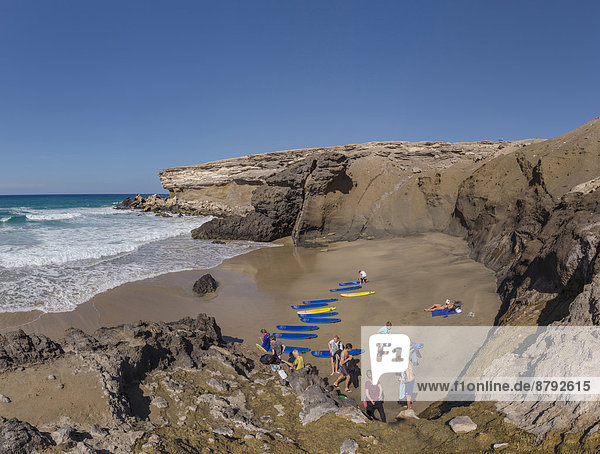Wasser  Europa  Mensch  Felsen  Menschen  Strand  Sommer  Landschaft  Küste  Meer  Kanaren  Kanarische Inseln  Surfboard  Fuerteventura  La Pared  Spanien