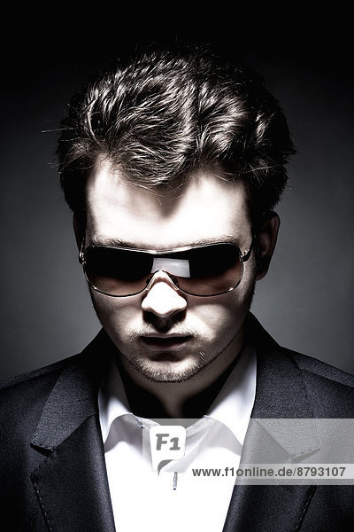 Portrait  Mann  jung  Sonnenbrille