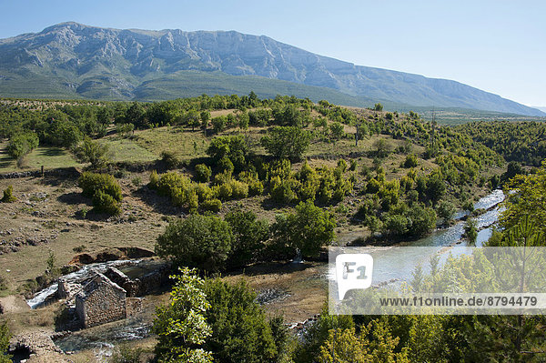 Landschaft bei Knin mit Fluss Krcic  Sibenik-Knin  Kroatien