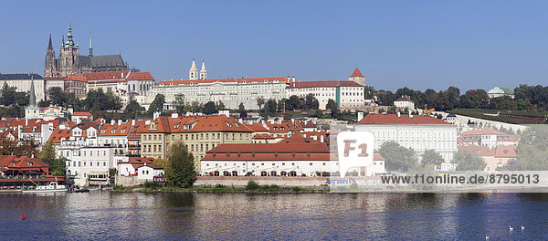 Moldau und Kleinseite mit dem Hradschin  Prag  Böhmen  Tschechien