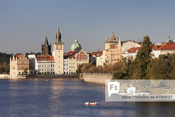 Ausblick über die Moldau zum Bedrich-Smetana-Museum und dem Altstädter Brückenturm  Prag  Böhmen  Tschechien