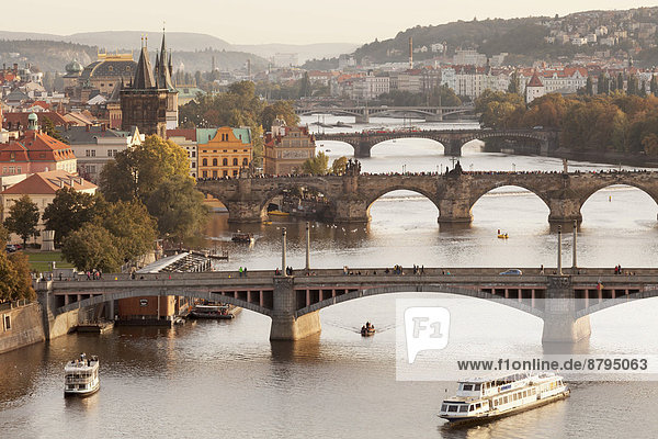Prag Hauptstadt über Hügel Stadt Geschichte Brücke Fluss Tschechische Republik Tschechien Ansicht Moldau Böhmen alt