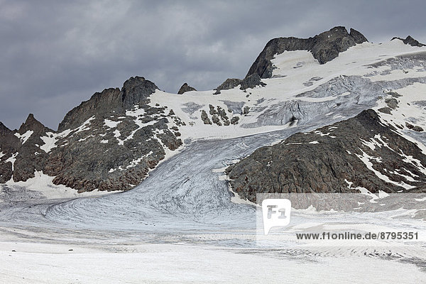 Die abschmelzende Gletscherzunge des Oberalpstock-Gletschers mündet in den Cavardiras-Gletscher  Graubünden  Schweiz