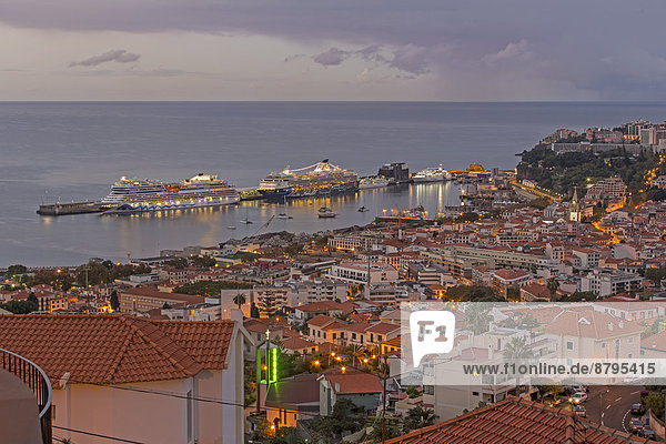 Hafen mit Kreuzfahrtschiffen  Funchal  Madeira  Portugal