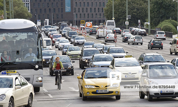 Radfahrererin und Autos im Verkehr  Leipziger Straße  Berlin  Deutschland