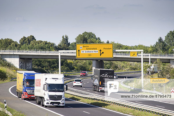 LKW-Verkehr auf einer vierspurigen Bundesstraße  Deutschland