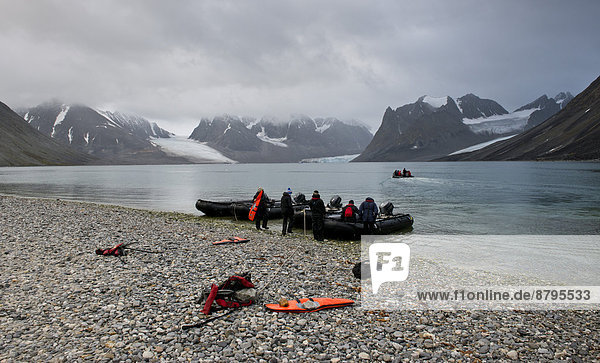 Touristen in Schlauchbooten  Magdalenefjord  Insel Spitzbergen  Spitzbergen Inselgruppe  Svalbard und Jan Mayen  Norwegen