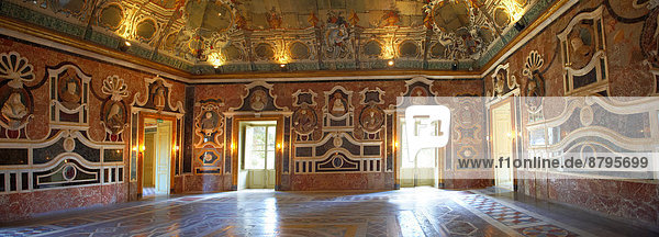 Ballsaal mit Spiegeln der barocken Villa Palagonia  Baghera  Sizilien  Italien