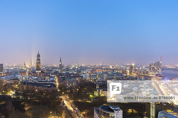 Stadtübersicht zur blauen Stunde  Hamburg  Deutschland