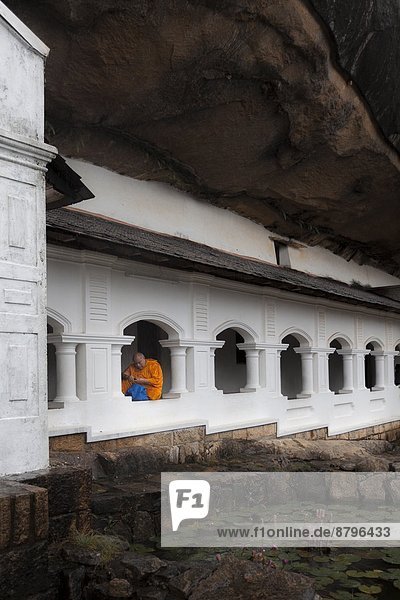 sitzend Hütte unterhalb UNESCO-Welterbe Asien Mönch Sri Lanka