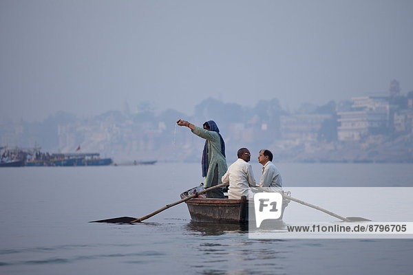 Wasser  Tradition  eingießen  einschenken  Stilleben  still  stills  Stillleben  Gebet  Fluss  Hinduismus  Ganges  Varanasi  Pilgerer
