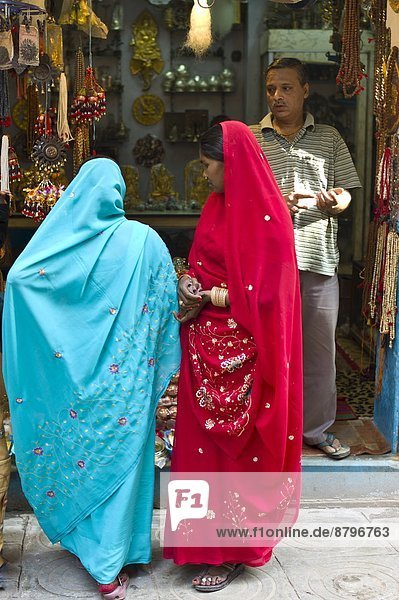 Frau sehen Fenster Großstadt Schmuck Indianer Laden Varanasi