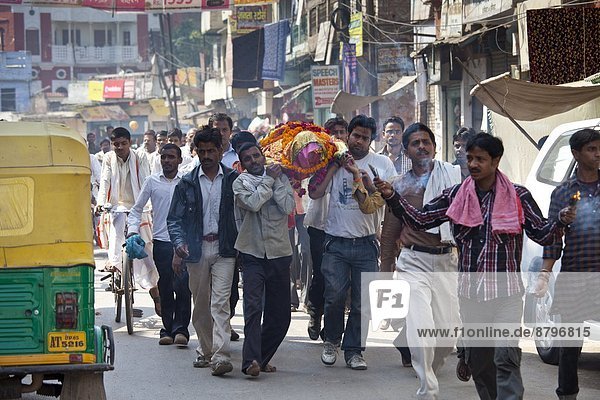 Body of dead Hindu woman carried in procession in street for funeral pyre cremation by the Ganges  Varanasi  Benares  Northern India