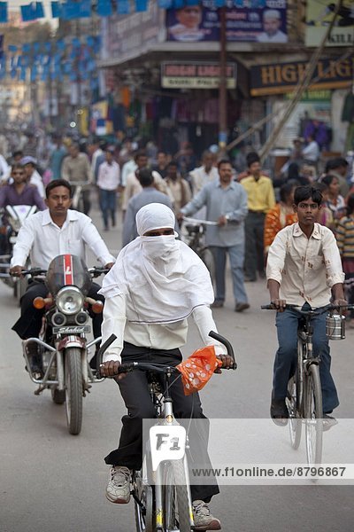 Frau Straße Großstadt bedecken Hidschab Islam Varanasi Schleier