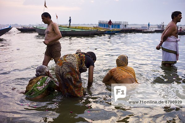 baden  Großstadt  Fluss  Heiligkeit  Hinduismus  Ganges  ghat  Varanasi  Pilgerer  Indien  indische Abstammung  Inder