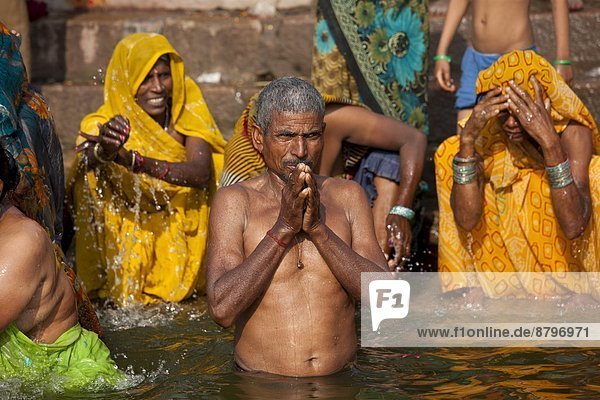 baden  Großstadt  Gebet  Fluss  Heiligkeit  Hinduismus  Ganges  ghat  Varanasi  Pilgerer  Indien  indische Abstammung  Inder