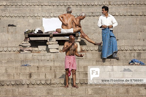 Mann  baden  Großstadt  Fluss  Ganges  ghat  Varanasi