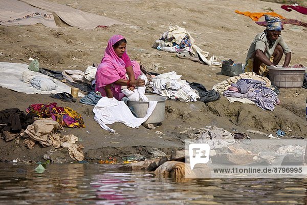 Wasser  Frau  Mann  Großstadt  Fluss  Ganges  ghat  Varanasi  Wäsche  Indien  indische Abstammung  Inder