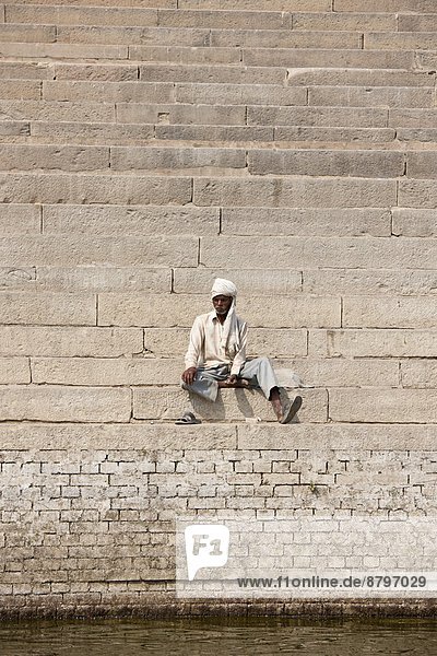 Stufe  Mann  sitzend  Großstadt  Fluss  Heiligkeit  Hinduismus  Ganges  ghat  Indien  Varanasi