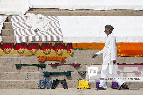 Stufe  Mann  gehen  trocknen  Großstadt  Fluss  Nostalgie  Ganges  ghat  Varanasi  Wäsche  Indien  indische Abstammung  Inder