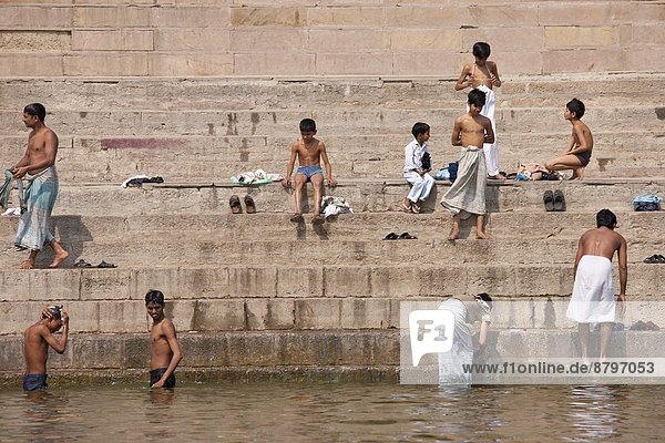 Stufe  Mann  Junge - Person  baden  Großstadt  Fluss  Heiligkeit  Hinduismus  Ganges  ghat  Varanasi  Pilgerer  Indien  indische Abstammung  Inder